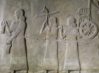 Relief, das Diener zeigt, die Trinkgefäße und den königlichen Wagen tragen, aus dem Palast von Sargon II. in Khorsabad, Irak